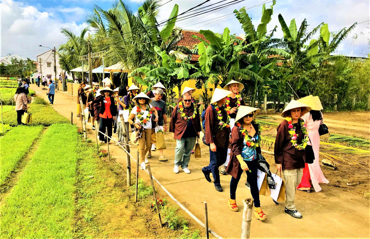 Nhiều du khách nước ngoài đến tham quan làng rau Trà Quế. Ảnh: Tấn Thành.