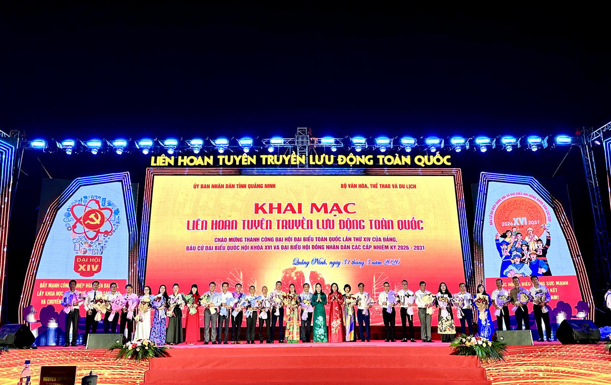 Bà Trịnh Thị Thủy, Thứ trưởng Bộ Văn hóa, Thể thao và Du lịch và bà Nguyễn Thị Hạnh, Phó Chủ tịch UBND tỉnh Quảng Ninh tặng hoa và trao cúp lưu niệm cho 27 đội tuyên truyền tham gia Liên hoan.&nbsp;. 