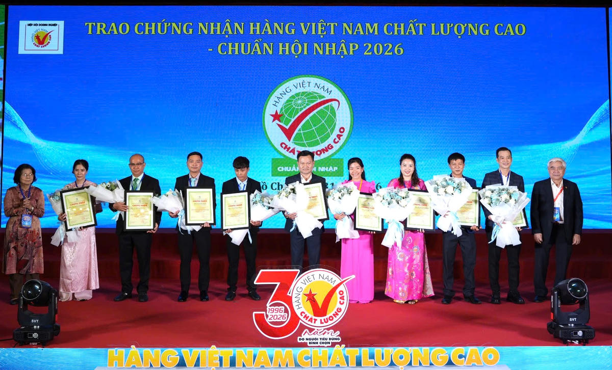 Doanh nghiệp nhận chứng nhận HVNCLC - chuẩn hội nhập 2026. Ảnh: T.Q