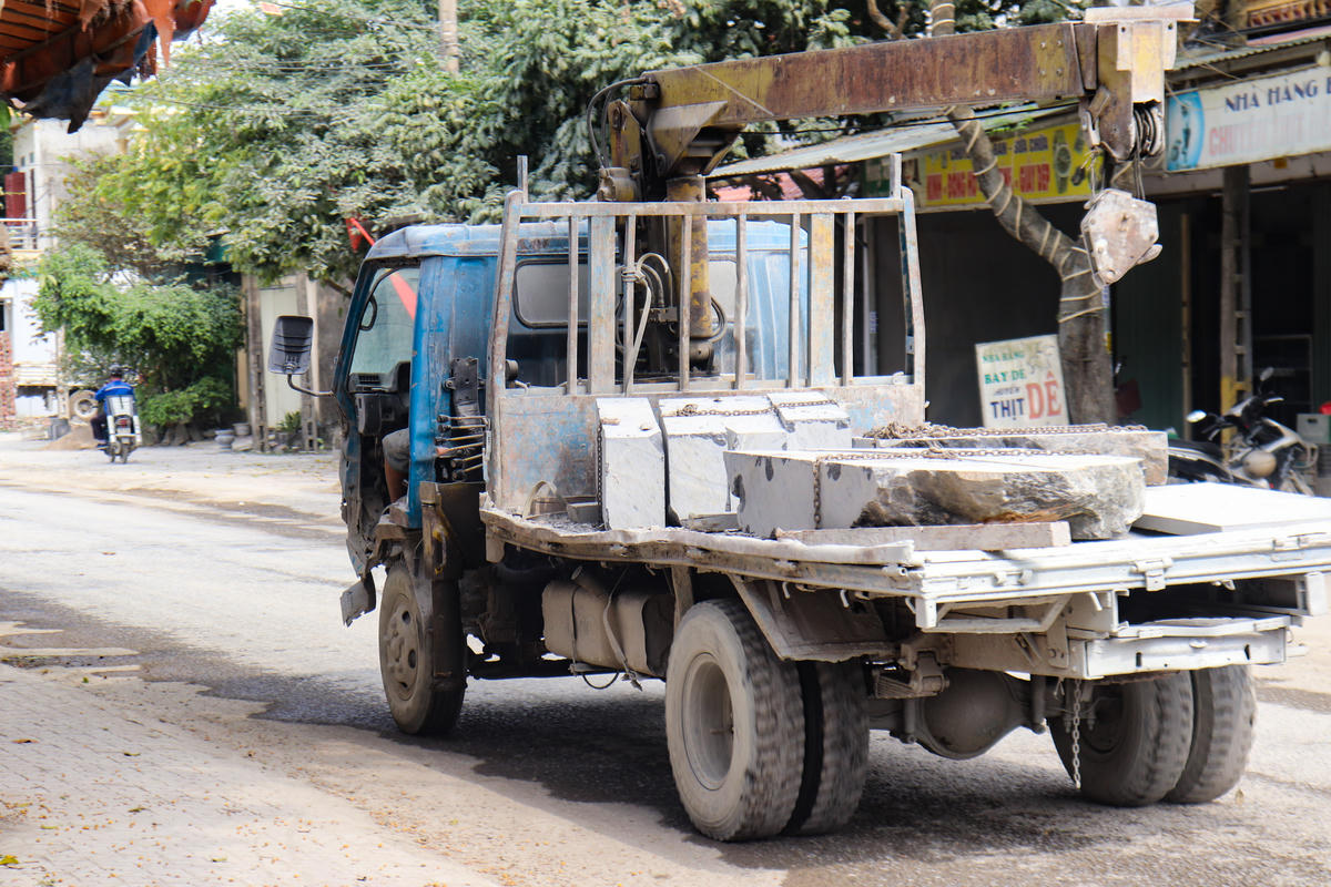 Xe không biển số ngang nhiên hoạt động trong làng nghề và khu dân cư. Ảnh: Đình Minh