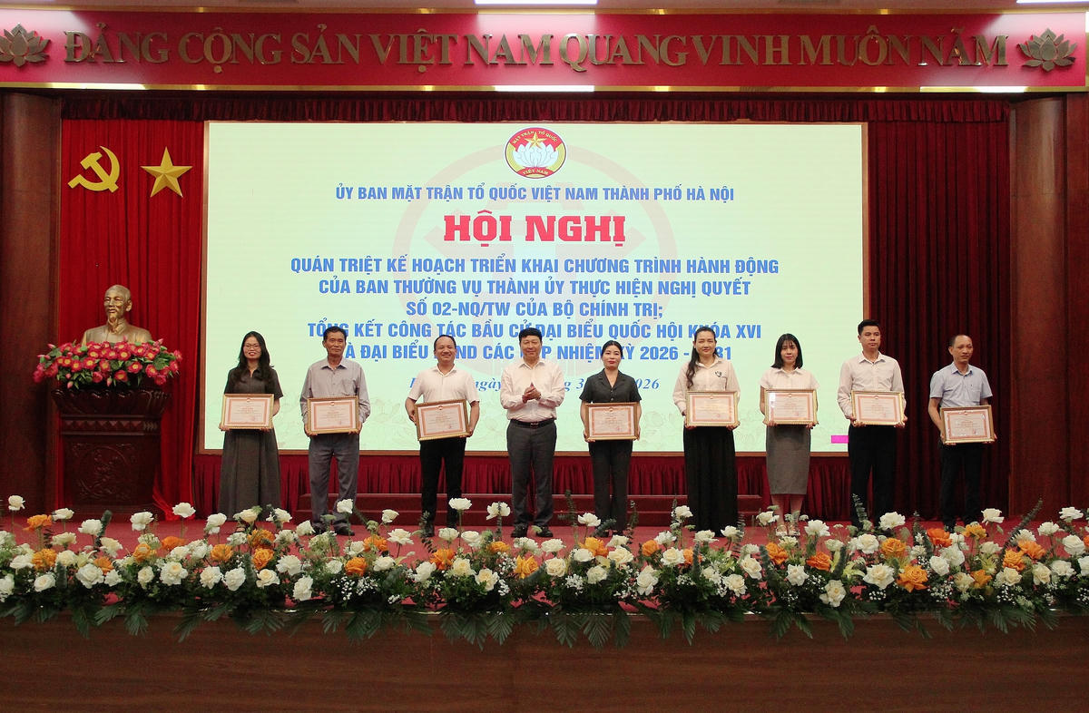 Phó Chủ tịch Ủy ban MTTQ Việt Nam thành phố Hà Nội Phạm Anh Tuấn trao Bằng khen các tập thể có thành tích xuất sắc trong công tác bầu cử. Ảnh: PV