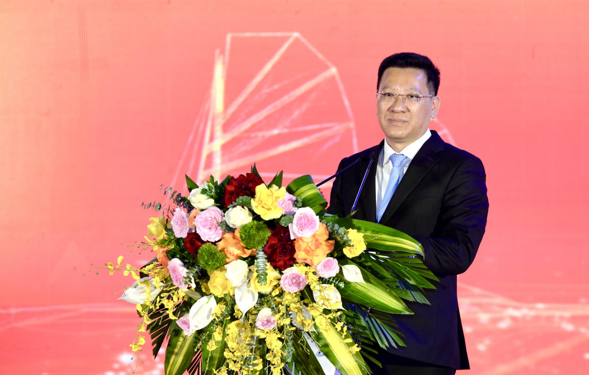 Ông Nguyễn Việt Dũng, Giám đốc Sở Văn hóa, Thể thao và Du lịch tỉnh Quảng Ninh phát biểu chào mừng tại lễ khai mạc Liên hoan.