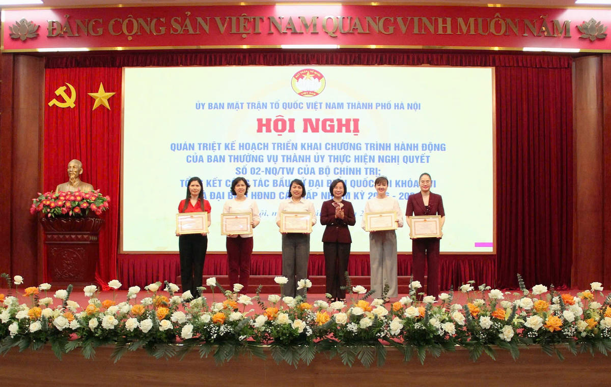 Chủ tịch MTTQ TP. Hà Nội Bùi Huyền Mai trao bằng khen cho 5 tập thể có thành tích xuất sắc trong công tác bầu cử. Ảnh: PV