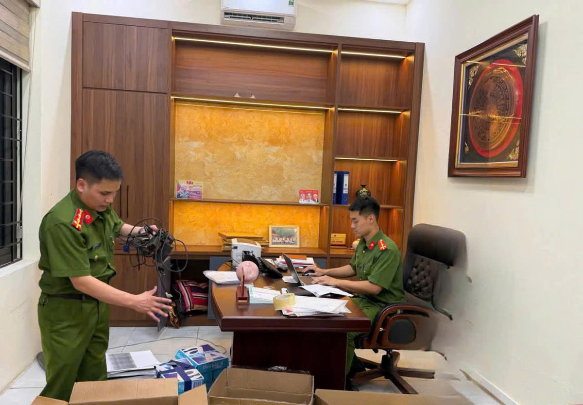 Cơ quan điều tra khám xét nơi ở của đối tượng Lưu Tiến Chung. Ảnh: CACC.