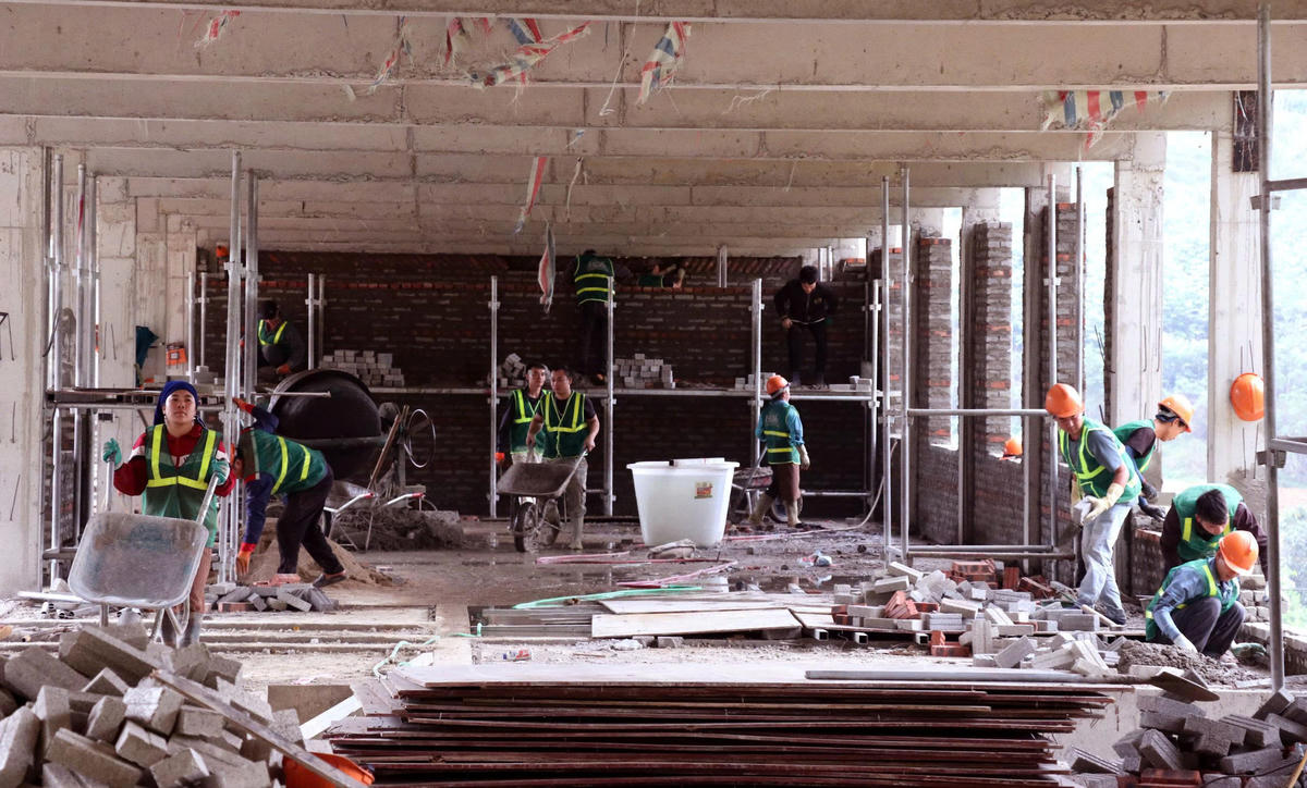 Các hạng mục phần thân bắt đầu “lộ diện”, từng dãy lớp học, khu nội trú được dựng lên, hiện thực hóa mô hình trường học nội trú hiện đại cho học sinh vùng cao.