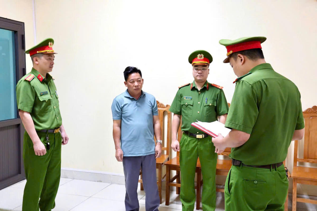 Cơ quan điều tra đọc lệnh khởi tố, bắt tạm giam Hoàng Chí Thanh. Ảnh: Công an tỉnh Phú Thọ.