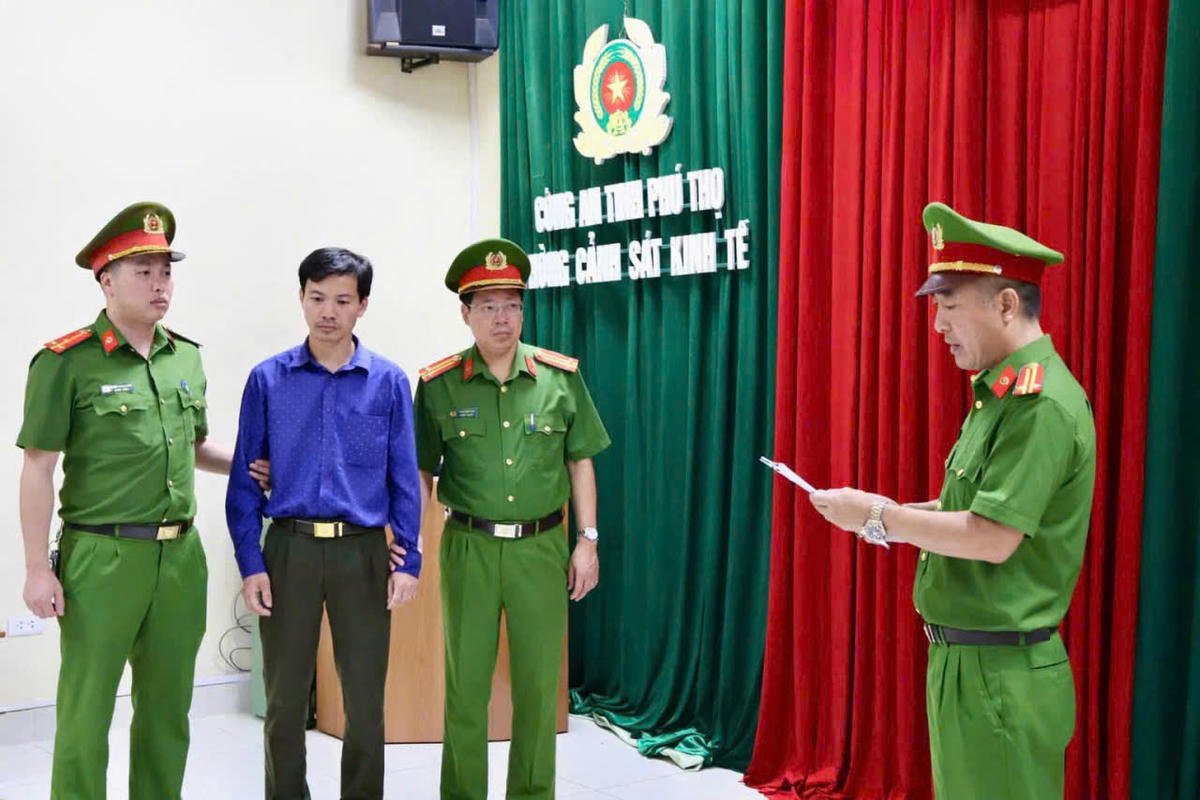 Cơ quan điều tra đọc lệnh khởi tố, lệnh bắt tạm giam Hoàng Văn Thiện. Ảnh: Công an tỉnh Phú Thọ.