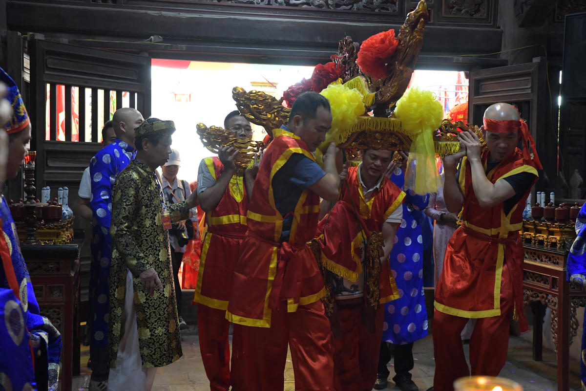 Các trai tráng dâng nước vào Đình.