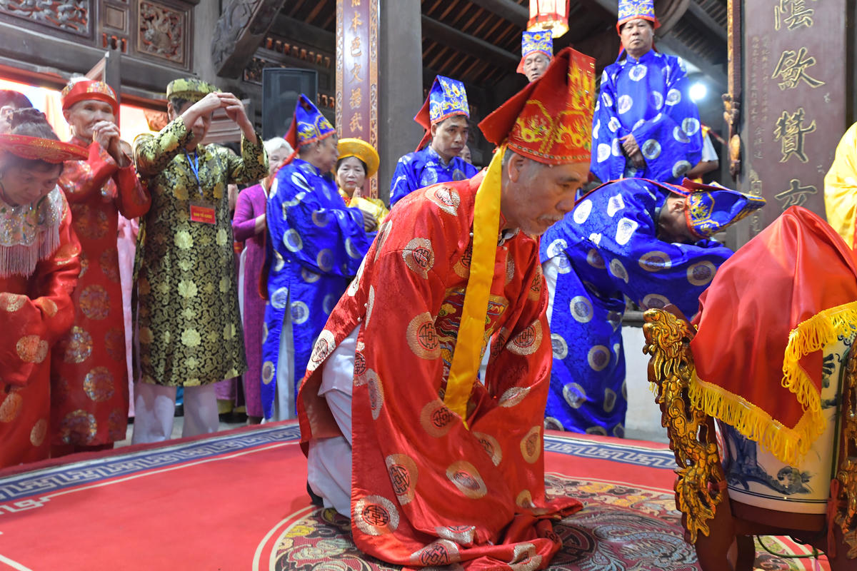 Các bô lão làm lễ.