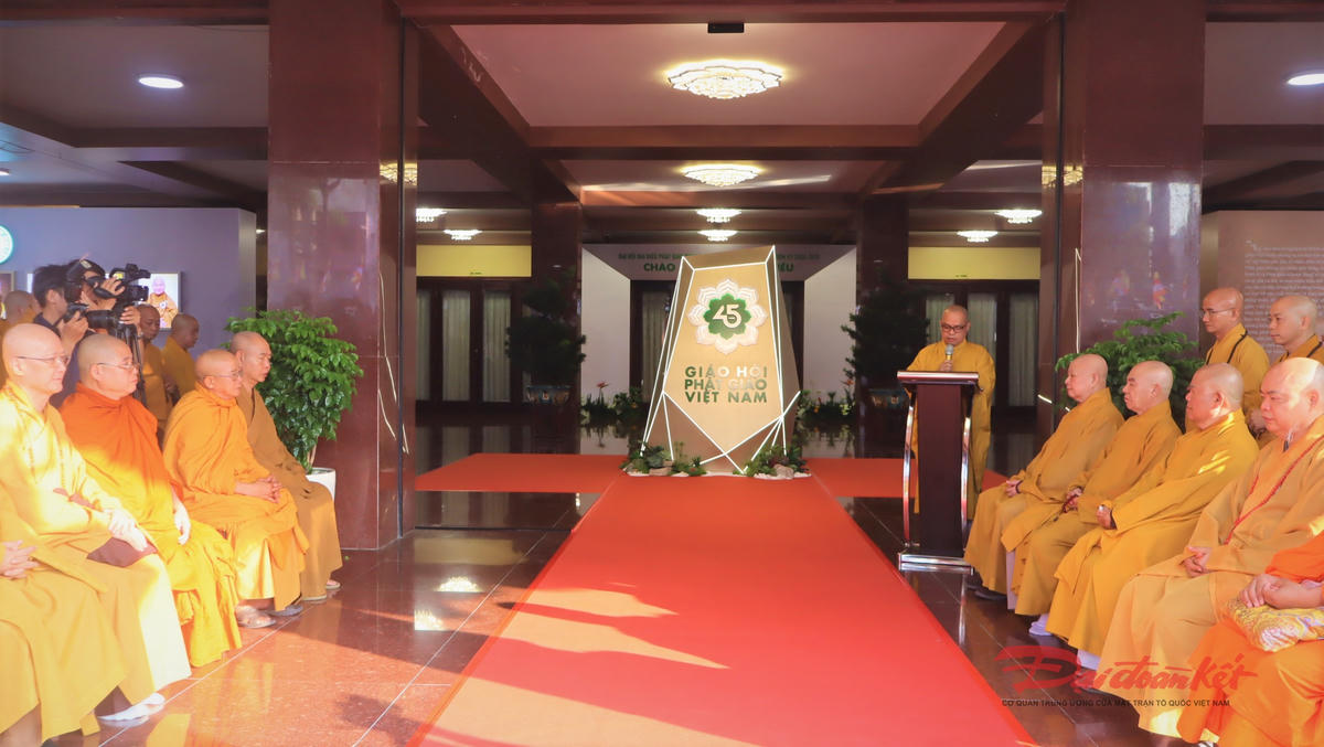 Hòa thượng Thích Lệ Trang, Phó Chủ tịch Hội đồng Trị sự Giáo hội Phật giáo Việt Nam và nhiều chư Tôn Đức, Tăng Ni tham dự triển lãm. Ảnh: T.Luân.. 