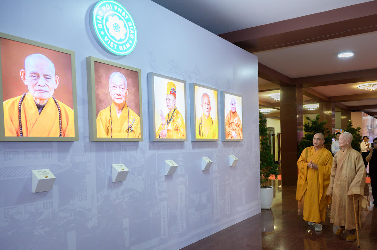 Đại lão Hòa thượng Thích Trí Quảng tham quan triển lãm "45 năm Giáo hội Phật giáo Việt Nam: Phát triển cùng đất nước - Bước vào kỷ nguyên mới"