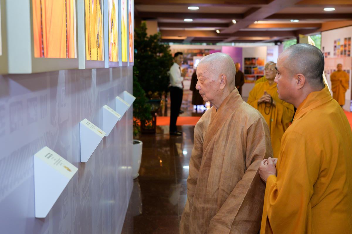 Đại lão Hòa thượng Thích Trí Quảng tham quan khu vực trưng bày hình ảnh và thông tin các chức sắc Phật giáo. Ảnh: BTC.