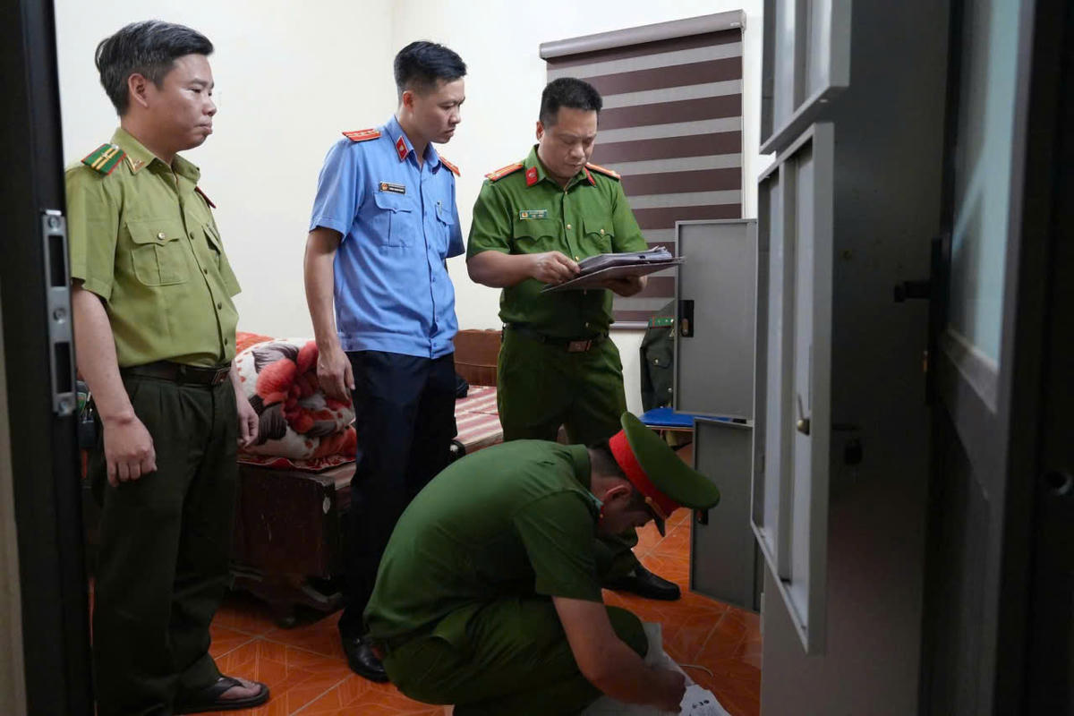 Tiến hành khám xét nơi ở, nơi làm việc của đối tượng Hoàng Văn Thiện. Ảnh: CACC.