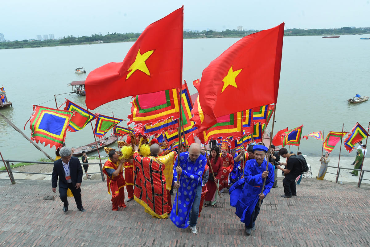 Thuyền cập bến Đình, đoàn cấp thủy dâng nước vào đại Đình làm lễ tế.