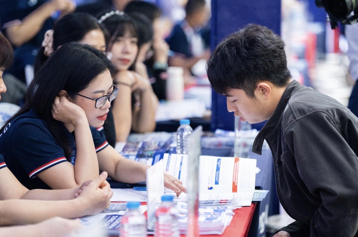 Thí sinh tìm hiểu thông tin tuyển sinh của trường đại học năm 2026.