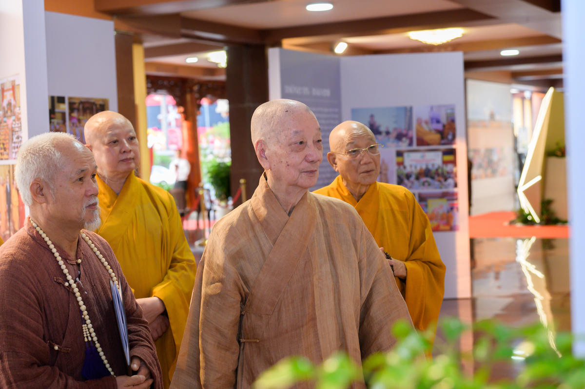 Đại lão Hòa thượng Thích Trí Quảng,&nbsp;Đức Pháp chủ GHPGVN và Hòa thượng Thích Lệ Trang, Phó Chủ tịch Hội đồng Trị sự, Trưởng ban Trị sự GHPGVN TP Hồ Chí Minh tham quan triển lãm. Ảnh: BTC.. 