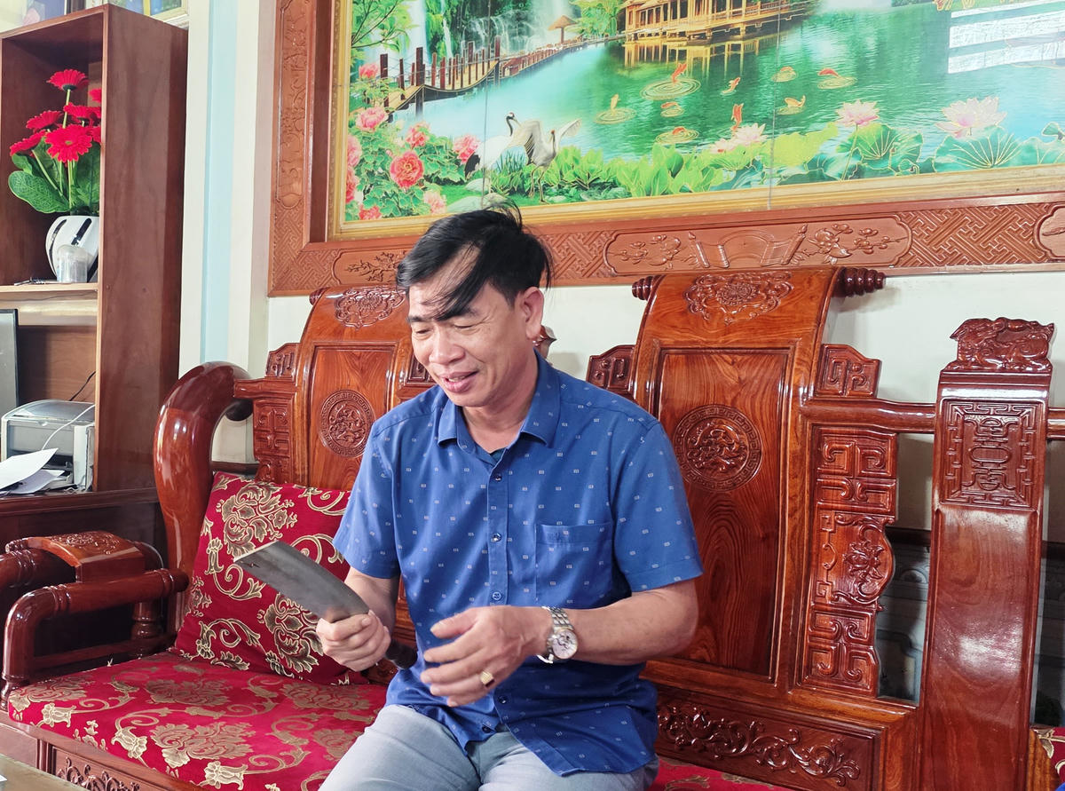 Ông Lê Văn Thiết - Chủ cơ sở sản xuất dao Phương Thiết bày tỏ mong muốn Nhà nước sớm có giải pháp tháo gỡ khó khăn cho bà con làng rèn.
