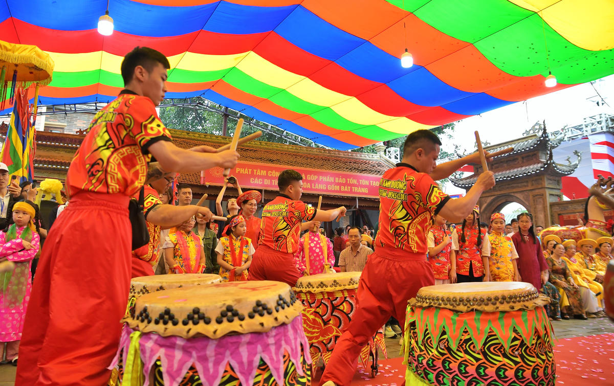 Màn trống khai hội rộn ràng không gian đình Bát Tràng.

