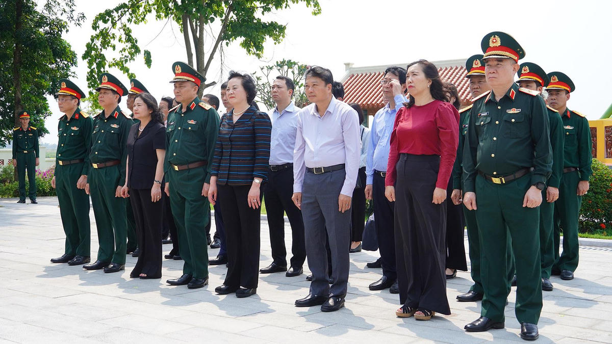 Đoàn công tác do Phó Thủ tướng Chính phủ Phạm Thị Thanh Trà làm trưởng đoàn đến viếng, dâng hương, dâng hoa tại Di tích lịch sử quốc gia tưởng niệm 16 Thanh niên xung phong, bến phà II Long Đại. Ảnh: Trường Nhật