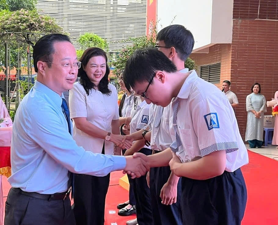 Lãnh đạo TP Hà Nội chúc mừng các học sinh thi học sinh giỏi quốc gia năm học 2025-2026.
Ảnh: Lê Nguyễn.