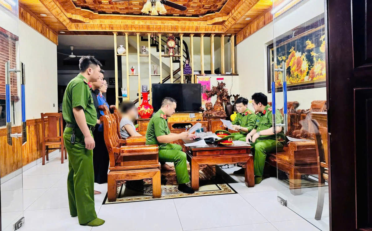 Tiến hành khám xét nơi ở của Nguyễn Lâm Tới. Ảnh: CACC.