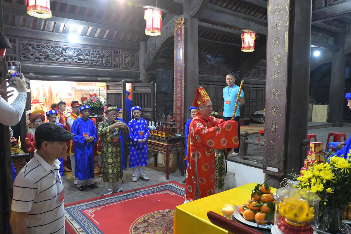 Sau màn trống khai hội là nghi lễ dâng cúng Tam sinh.