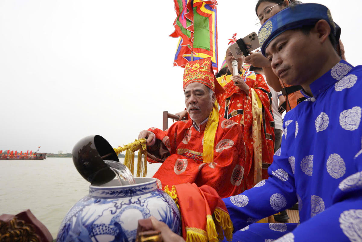 Nước được đổ vào choé.