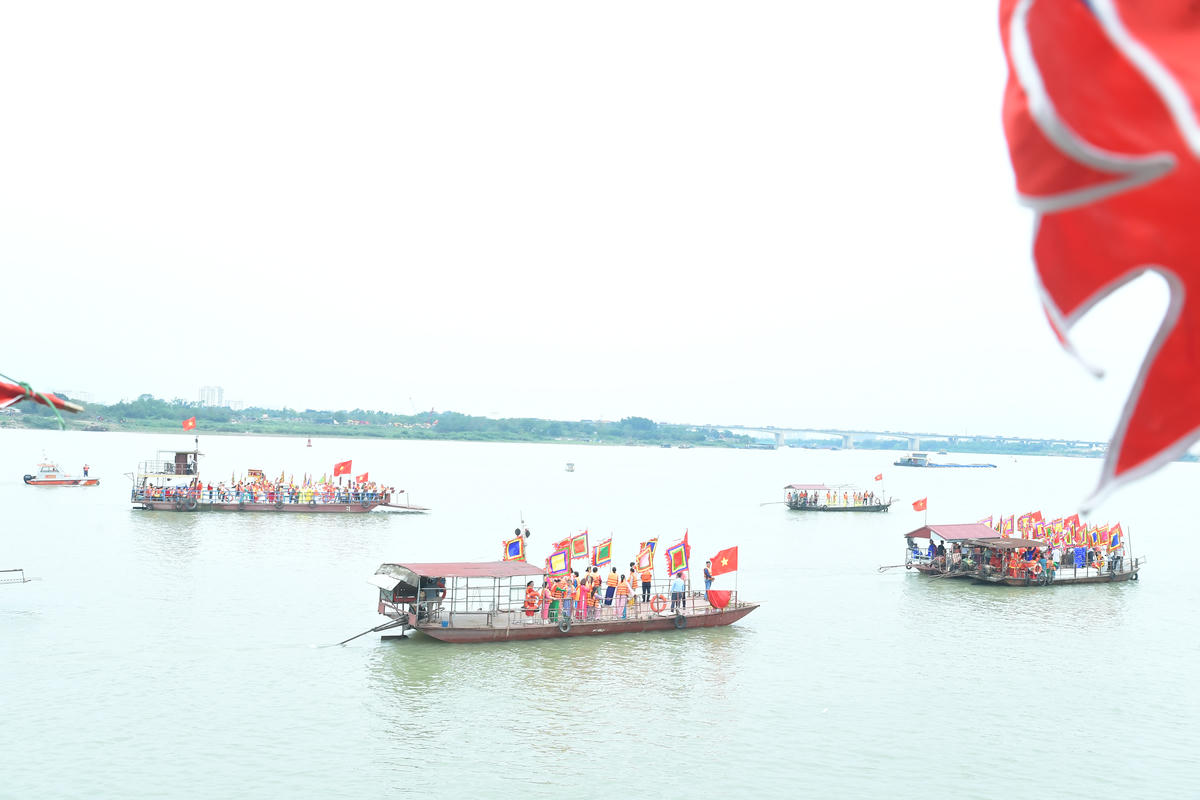 Các phương tiện thủy cỡ lớn trang hoàng rực rỡ, chở đoàn rước trong trang phục ngày hội, có cờ, biển lệnh, chiêng trống, bát âm, sôi động cả khúc sông chảy qua thủy phận Bát Tràng. 