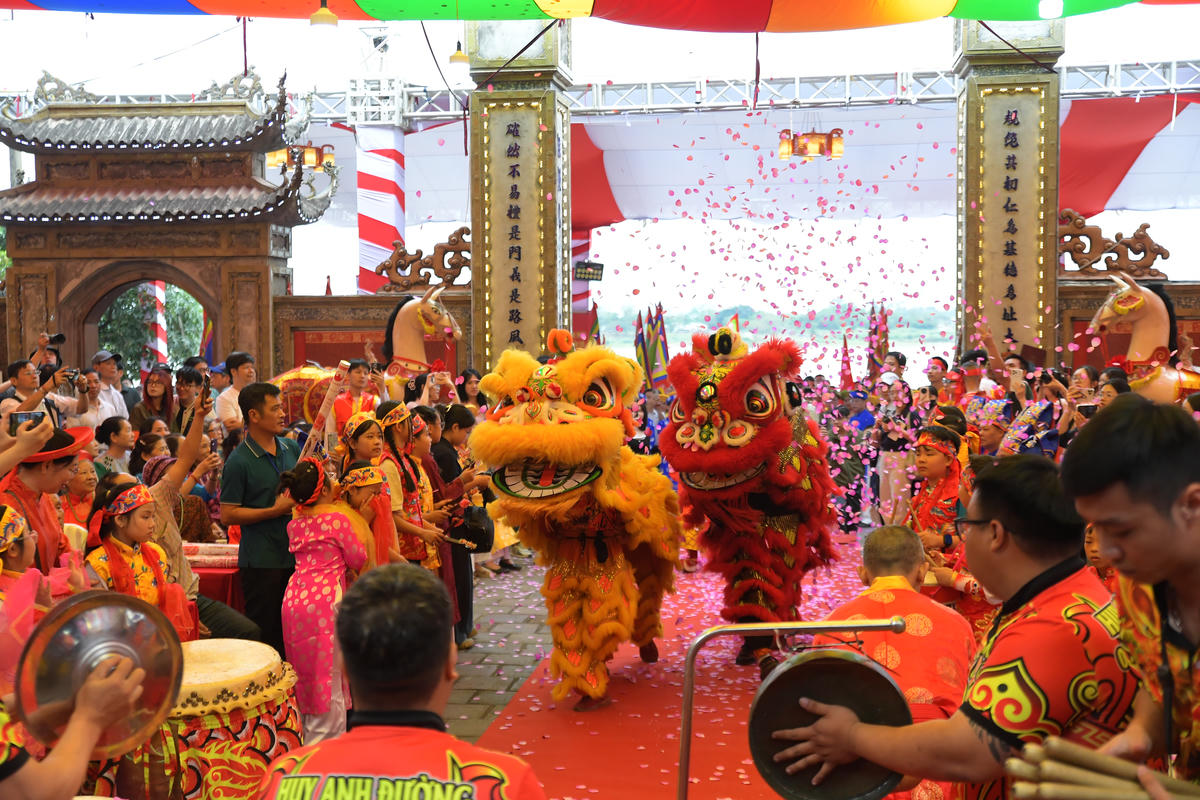 Những màn múa lân đặc sắc.