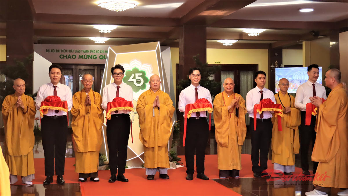 Lễ cắt băng khai mạc triển lãm. Ảnh: T.Luân.