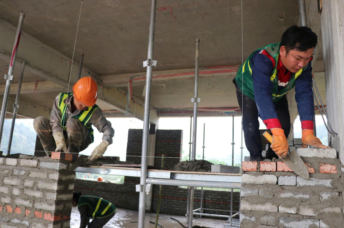 Không khí thi công khẩn trương trên công trường với nhiều mũi triển khai song song, công nhân, kỹ sư bám trụ giữa điều kiện địa hình khó khăn để đảm bảo tiến độ.