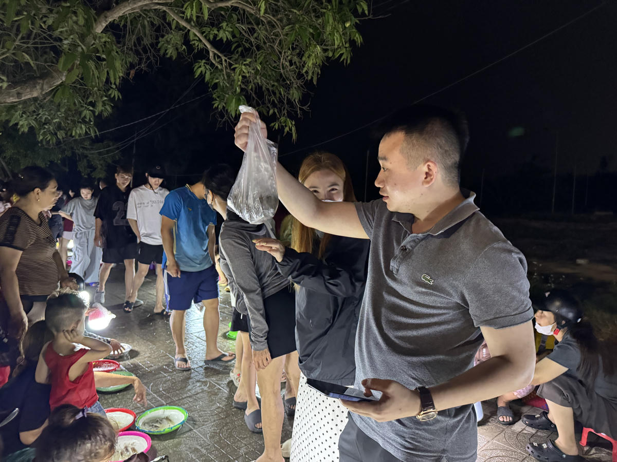 Mực nháy mua được, khách hàng sẽ mang về làm gỏi (ăn sống), hấp để giữ nguyên hương vị. Ảnh: Quốc Thanh