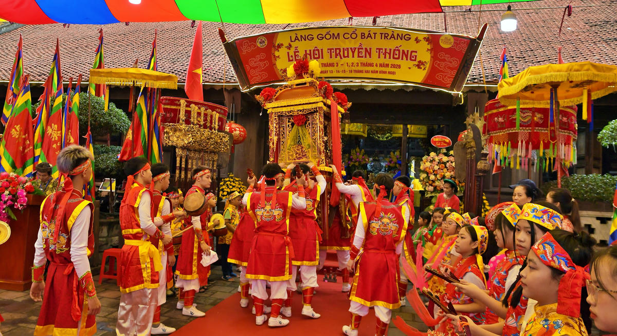 Hội làng Bát Tràng diễn ra từ ngày 1 – 2/4 (14 và 15/2 âm lịch). Lễ hội được tổ chức&nbsp;nhằm thực hành nghi lễ tế xuân cầu phúc, gửi gắm ước vọng mưa thuận gió hòa, quốc thái dân an; đồng thời tri ân sự chở che của Thành Hoàng làng và công đức các bậc tiền nhân nghề gốm, cầu mong sản xuất – tiêu thụ gốm sứ hanh thông, đời sống người dân ấm no, hạnh phúc.