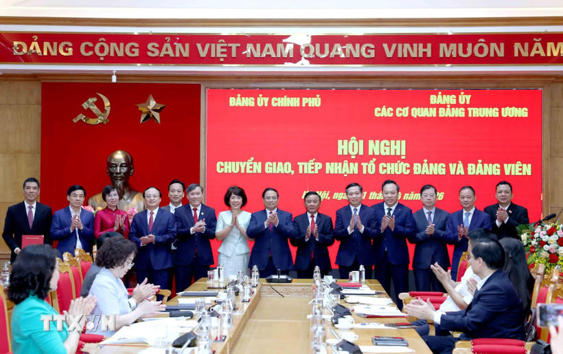 Thường trực Ban Bí thư Trần Cẩm Tú, Thủ tướng Phạm Minh Chính, đại diện Đảng ủy Chính phủ, Đảng ủy các cơ quan Đảng Trung ương và các đảng bộ chuyển giao, tiếp nhận chụp ảnh chung. (Ảnh: Phương Hoa/TTXVN).