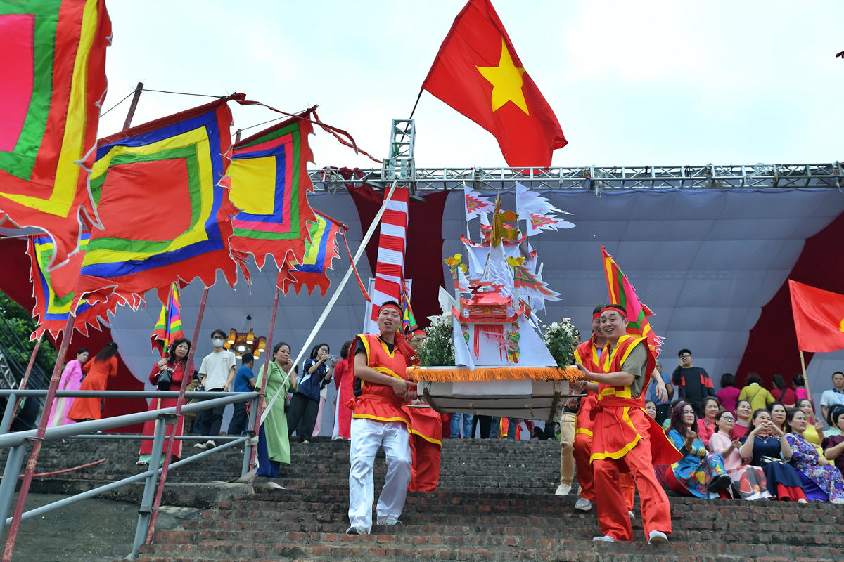 
Trong 8.000 lễ hội truyền thống của người Việt, đa số các lễ hội có lễ rước nước, Đình Bát Tràng lấy Hồng Hà làm Hồ, nên phải dùng phương tiện thủy, chở người làm hội ra giữa dòng Hồng Hà, lấy nước sạch về để cúng tế cả năm.
. 