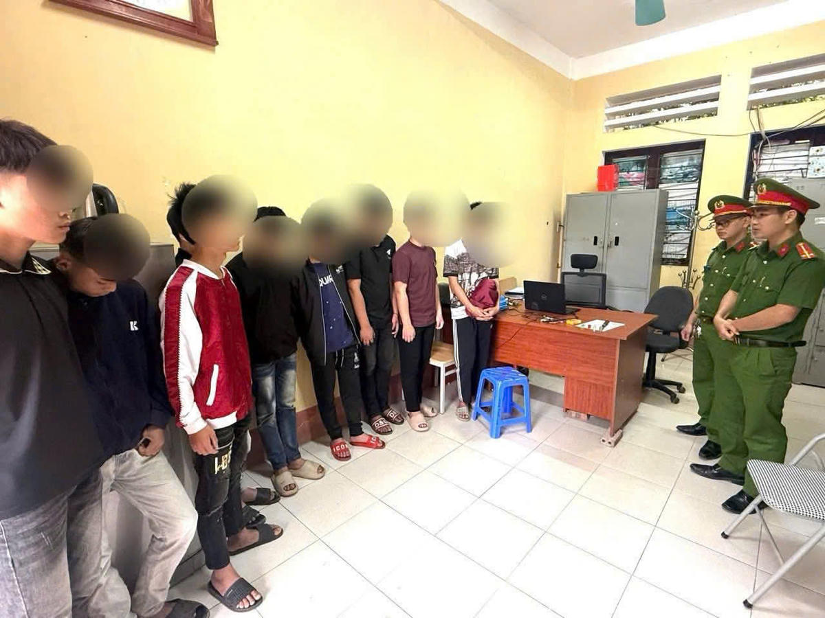 Công an xã Văn Bàn làm việc với nhiều học sinh. Ảnh: Công an xã Văn Bàn.