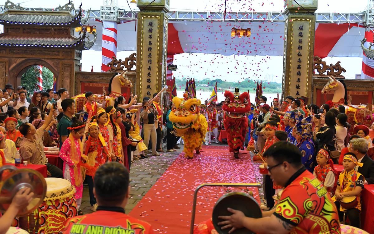 Trải qua bao thăng trầm của thời gian, nghề gốm Bát Tràng vẫn bền bỉ trong từng lò gốm, trong đôi bàn tay khéo léo và tâm huyết của biết bao thế hệ nghệ nhân. Chính vì vậy, lễ hội truyền thống Bát Tràng không chỉ là sự kiện văn hóa tâm linh mang ý nghĩa sâu sắc, mà còn là dịp để các thế hệ cùng nhau gìn giữ, tôn vinh và tiếp nối những giá trị văn hóa quý báu của cha ông để lại.