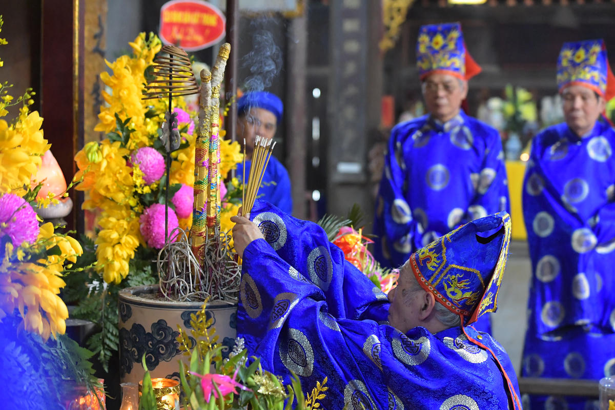 Các bô lão thực hiện lễ tế.