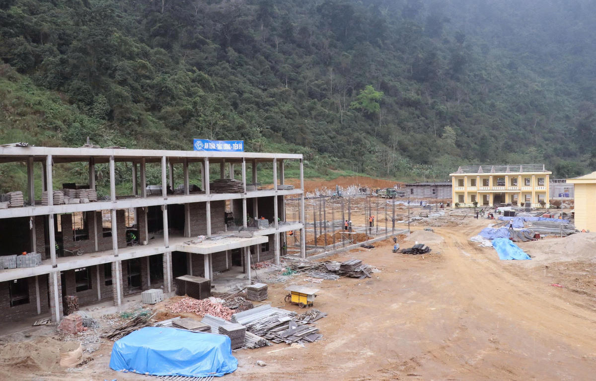 Công trình Trường Phổ thông Nội trú Liên cấp tại xã Minh Tân đang dần thành hình giữa núi rừng, những khối nhà kiên cố vươn lên từ nền đất đỏ, mở ra diện mạo mới cho giáo dục vùng biên.