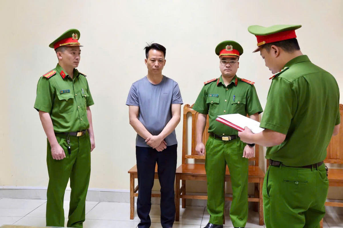 Cơ quan điều tra đọc lệnh khởi tố,&nbsp; bắt tạm giam Nguyễn Văn Thắng. Ảnh: Công an tỉnh Phú Thọ.