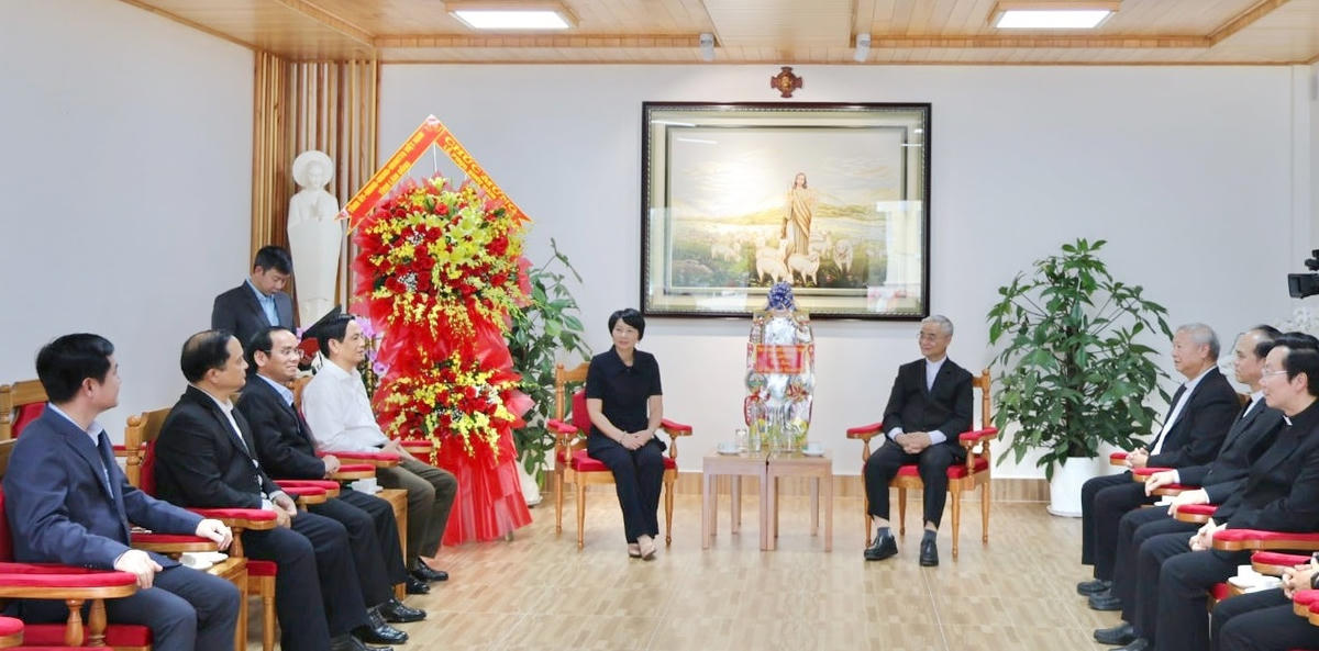 Bà Phạm Thị Phúc, Phó Bí thư Tỉnh ủy, Chủ tịch Ủy ban MTTQ Việt Nam tỉnh Lâm Đồng cùng Đoàn công tác tỉnh Lâm Đồng thăm Tòa Giám mục Giáo phận Đà Lạt.