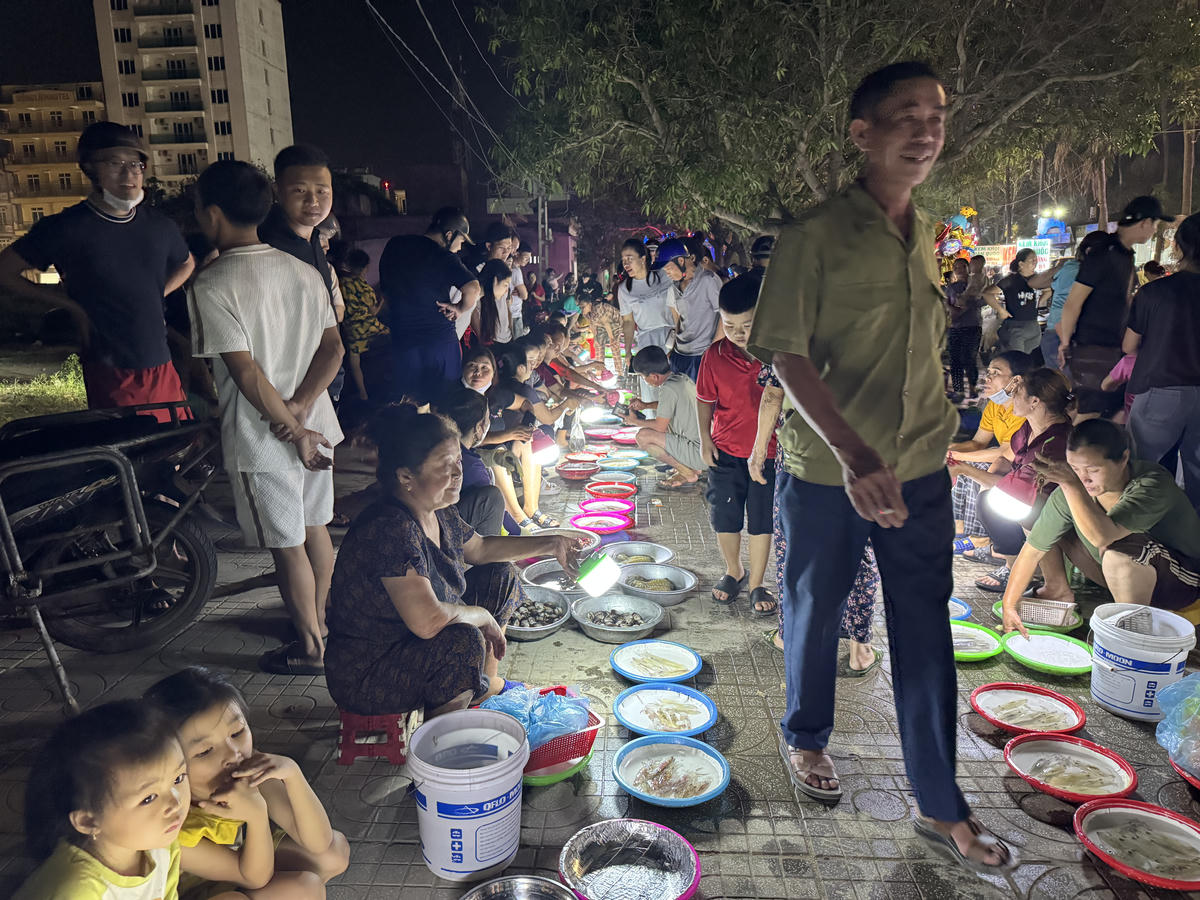 Những ngày này, vào khoảng 20h, khi những chiếc thuyền câu trở về, chợ mực nháy lại bắt đầu họp trên đoạn đường ra đảo Lan Châu (phường Cửa Lò, tỉnh Nghệ An). Ảnh: Quốc Thanh