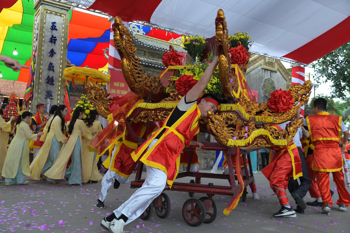 Sau lễ Tam Sinh là đoàn rước Long Đình cùng kiệu Bát Cống.