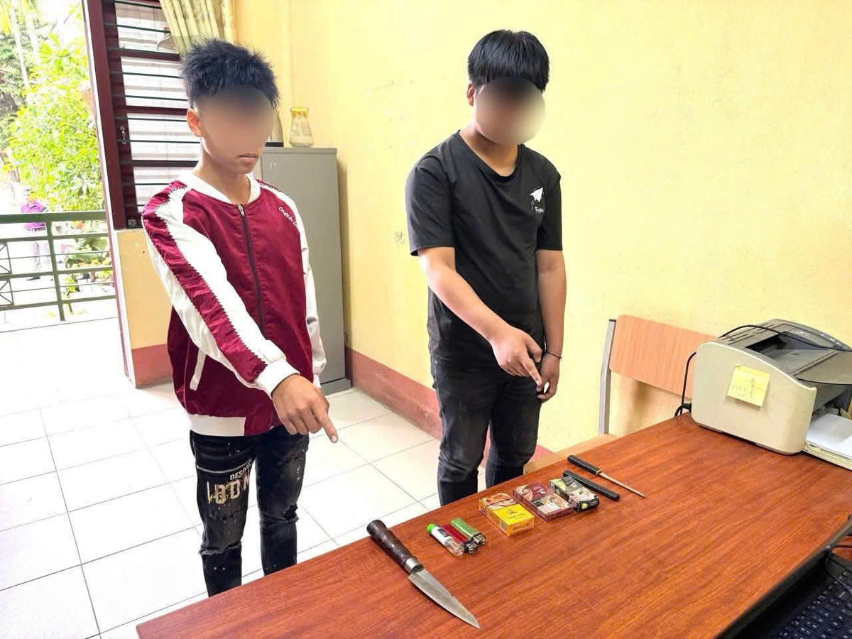 Công an xã Văn Bàn phát hiện học sinh mang theo dao nhọn nguy hiểm đến trường. Ảnh: Công an xã Văn Bàn.