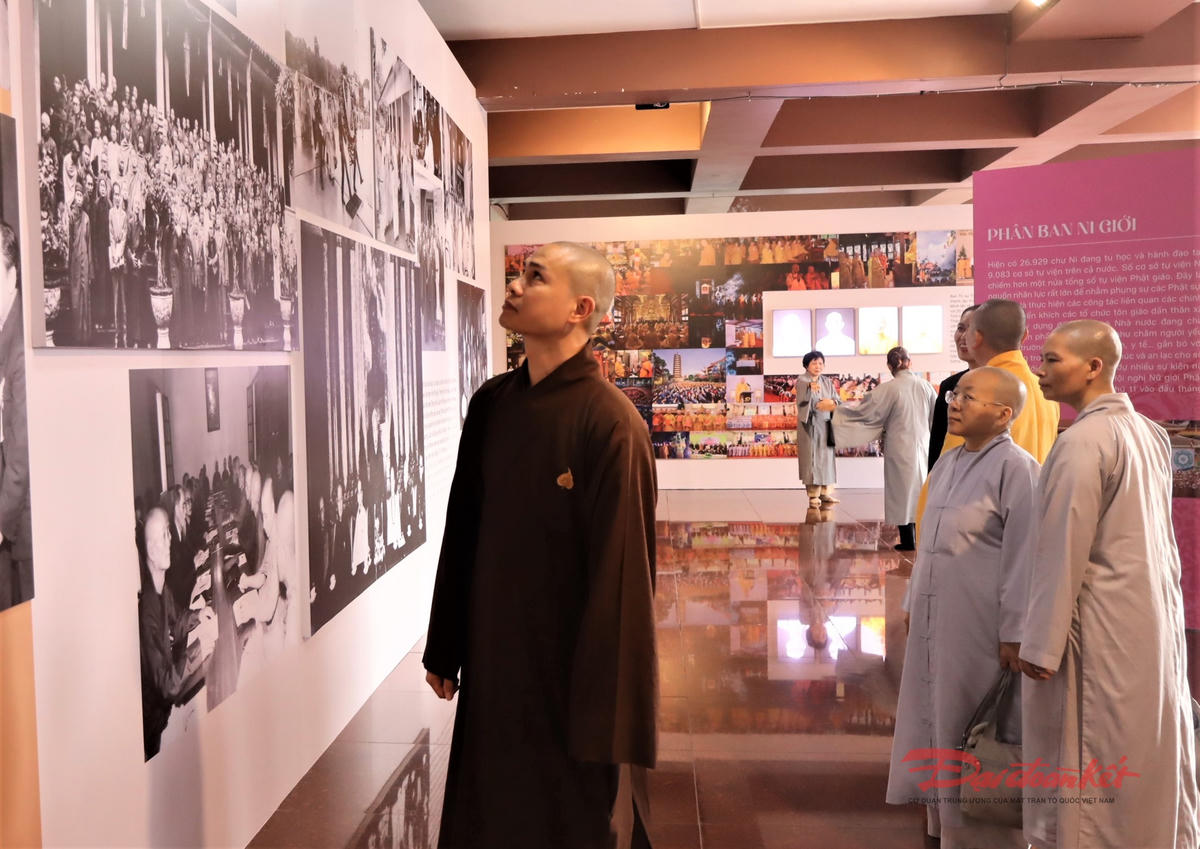 Triển lãm thu hút nhiều Phật tử, các chức sắc, tăng ni và người dân đến tham quan vào sáng 1/4. Ảnh: T.Luân.