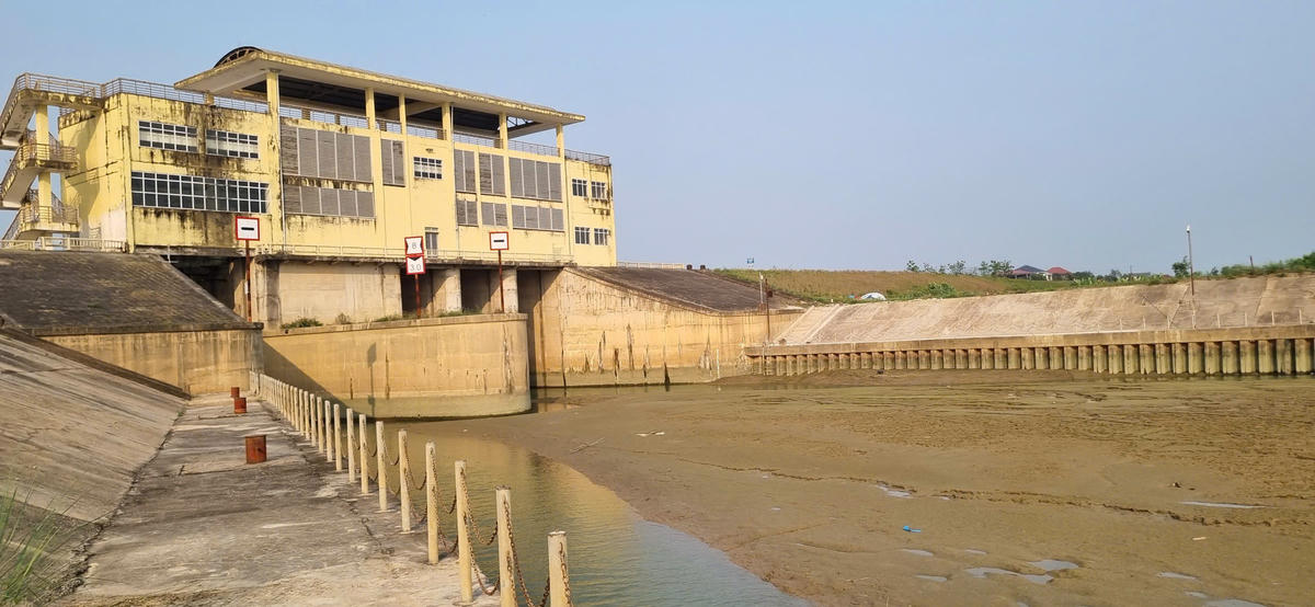 Trạm bơm hoạt động cầm chừng vì nước sông Lam xuống thấp