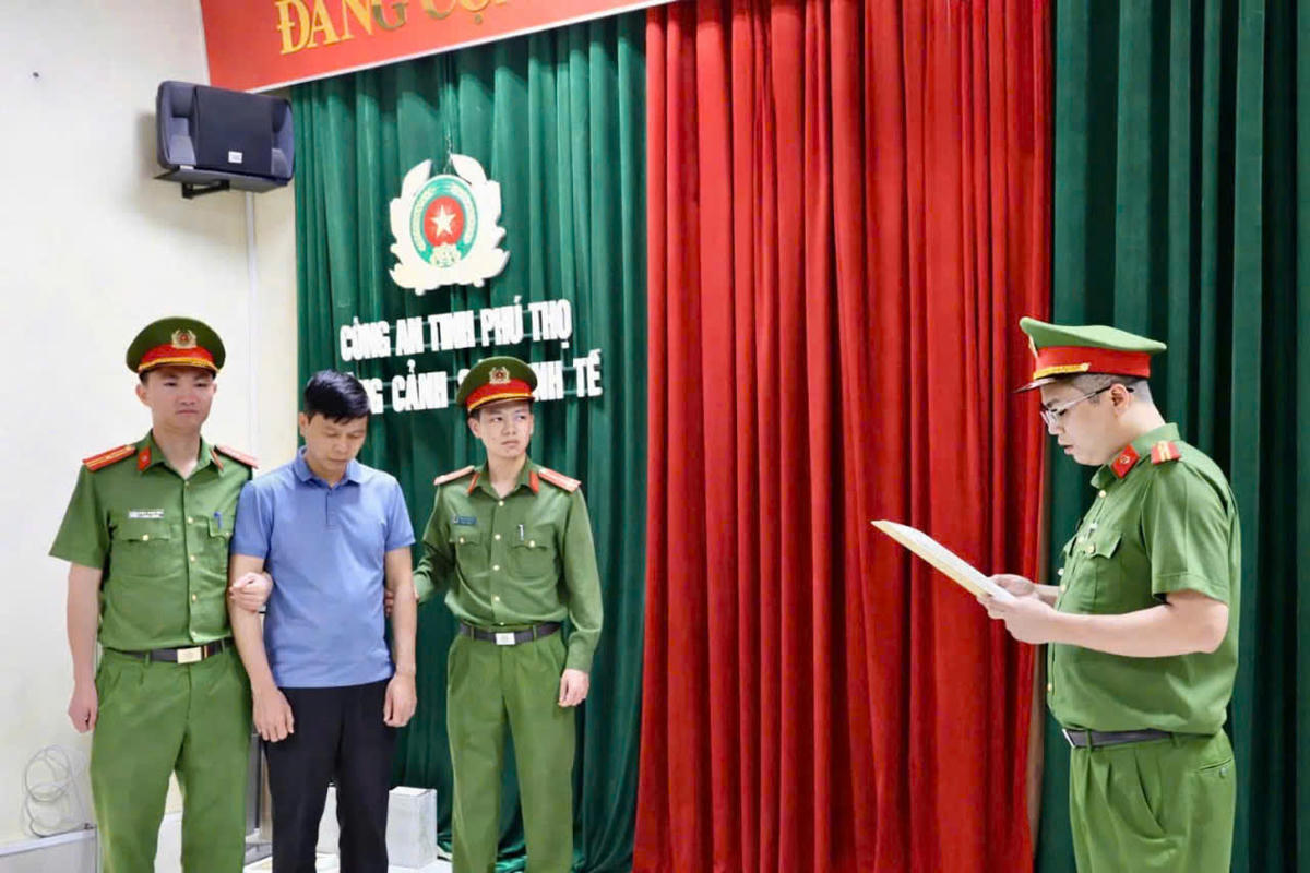 Cơ quan điều tra đọc lệnh khởi tố, bắt tạm giam Lưu Tiến Chung. Ảnh: Công an tỉnh Phú Thọ.