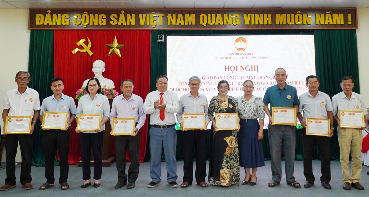 Chủ tịch Ủy ban MTTQ Việt Nam phường Tam Kỳ Nguyễn Quyết Thắng (thứ 5, bên trái sang) trao tặng giấy khen cho các cá nhân. Ảnh: CV.