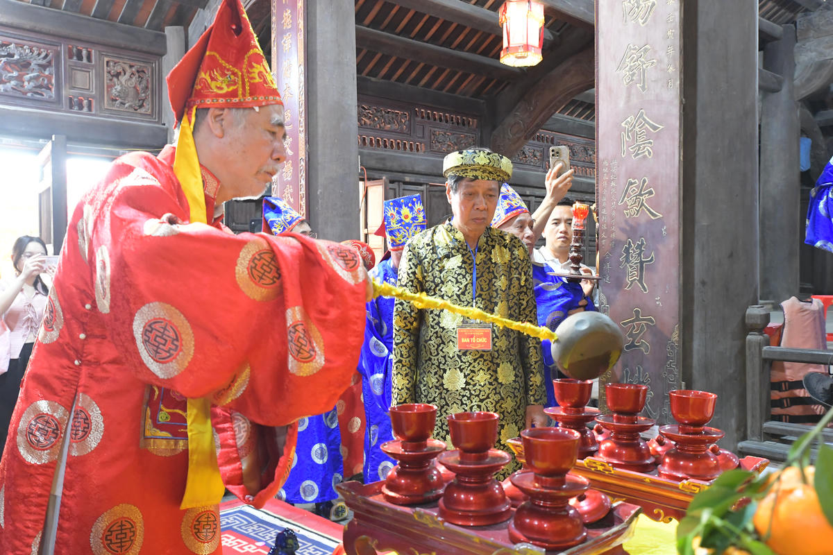 Lấy nước dâng lên Thánh.