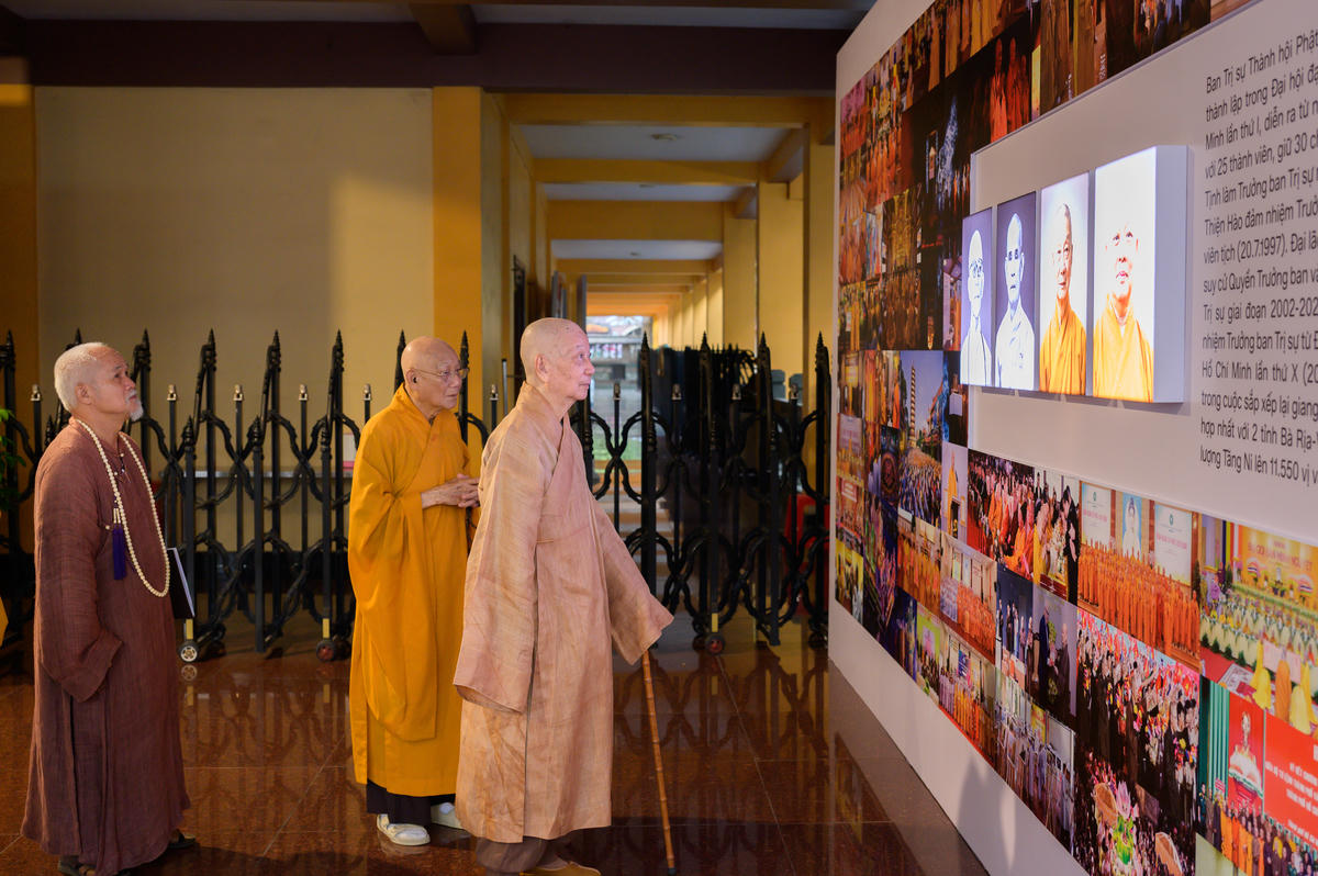 Đại lão Hòa thượng Thích Trí Quảng tham quan triển lãm "45 năm Giáo hội Phật giáo Việt Nam: Phát triển cùng đất nước - Bước vào kỷ nguyên mới"